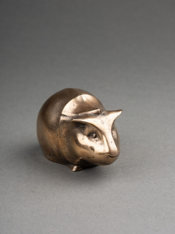 Elegant Brass Guinea Pig Sculpture – A Symbol of Charm & Craftsmanship