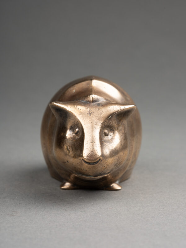 Elegant Brass Guinea Pig Sculpture – A Symbol of Charm & Craftsmanship