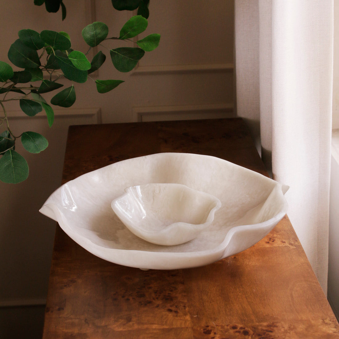 Sculpted Serving Platter with Dip Bowl – Ivory Finish - Image 3